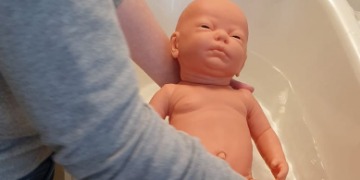 Säuglingsbad im praktischen Unterricht