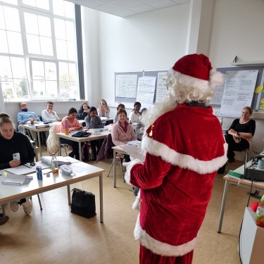 Nikolaus-Besuch in den Pflegeschulen