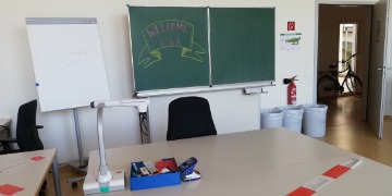 Unterricht in der Altenpflege und Altenpflegehilfe vorbereitetes Klassenzimmer in Corona-Zeiten