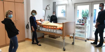 Prüfungsvorbereitung im Demo-Raum Schüler*innen der APH19 bereiten sich auf die praktische Abschlussprüfung vor